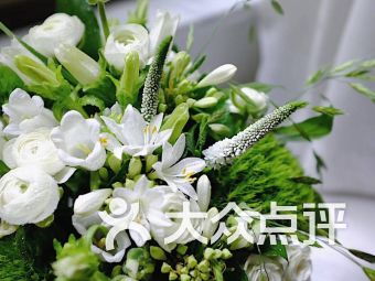 花意与洁净 莫干山路753号花店与物业保洁用品专卖的和谐共生